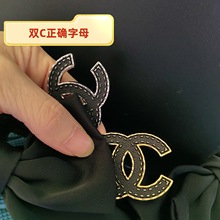 冬季新款双C胸针 欧美复古风服装五金配饰仿皮革简约小香风别针