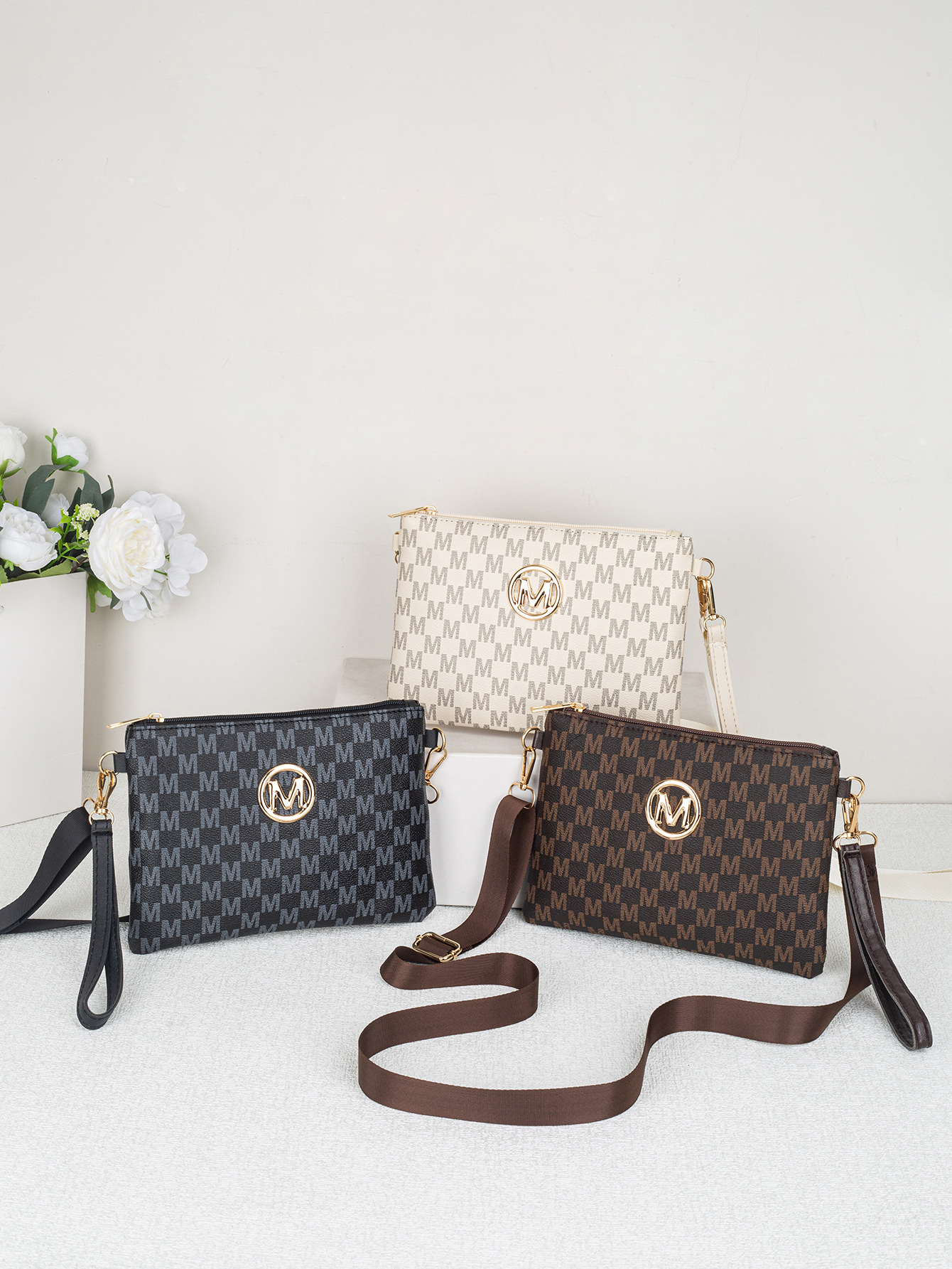 Vintage dames crossbodytas uit de lente van 2026 met geweven patroon en gouden M-logo, gepersonaliseerd portemonneetje._voghion.com