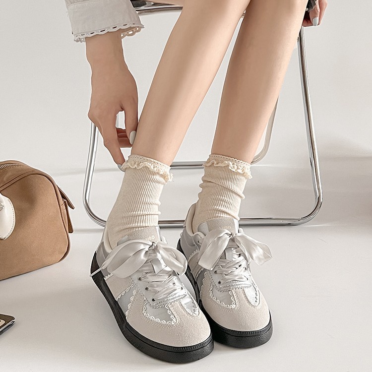 2025 nuevo estilo de ballet de primavera y verano con falda, zapatillas de deporte plateadas de nicho, zapatos de entrenamiento alemán de encaje de punta redonda y plana casual para mujer