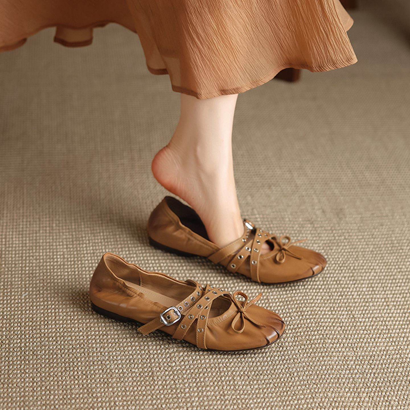 Giày ballet nữ da bò mũi tròn đế bệt phong cách vintage khóa dây đai đinh tán — màu nâu