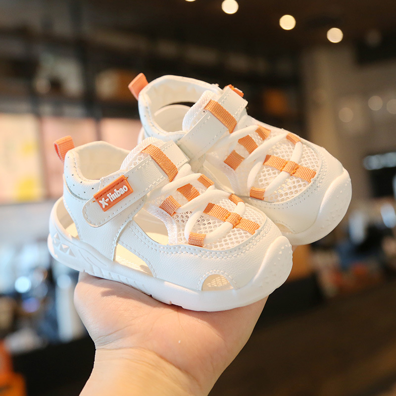 Nuevos zapatos de bebé de color cálido primavera y verano zapatos de bebé de fondo suave para niños con punta cerrada Velcro zapatos para niños zapatos de playa para bebés de moda