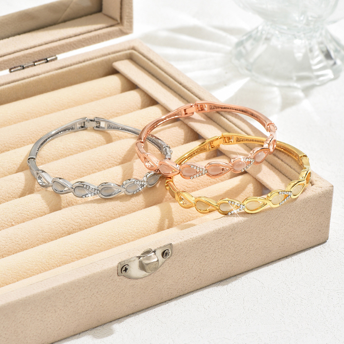 Fabricante directo para nuevas pulseras de mujer creativas pulseras de aleación de protección ambiental en forma de melocotón al por mayor.
