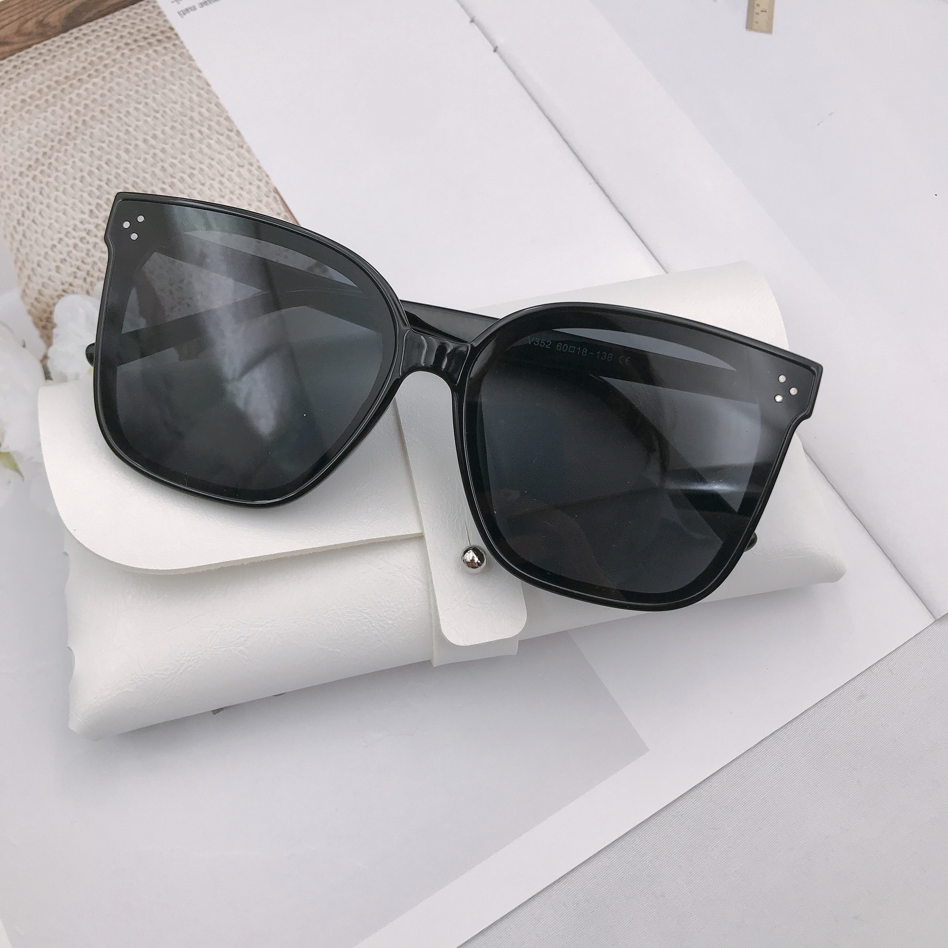 New Small Three-point Sunglasses Women's Large-frame Slimming Plain-looking Sunglasses Men's Fashionable Korean-style Street Photographer Red Book Onl_voghion.com