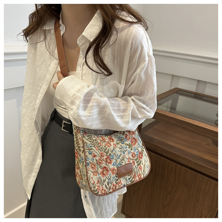 Popular fashion, simple, large-capacity printed trend 2024, fashionable patchwork canvas single-shoulder bag, small square bag, women's bag, trendy undefined