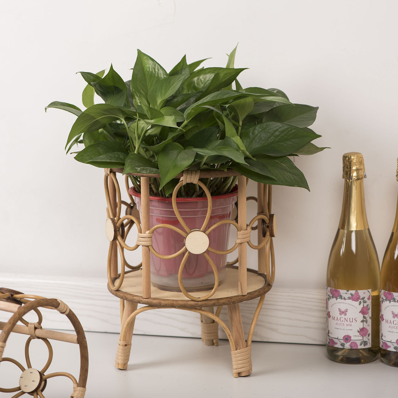 Soporte de flores hueco de estilo pastoral de estilo europeo Soporte de maceta creativo de escritorio Soporte de flores de balcón Decoración floral Soporte de flores de imitación de ratán tejido a mano