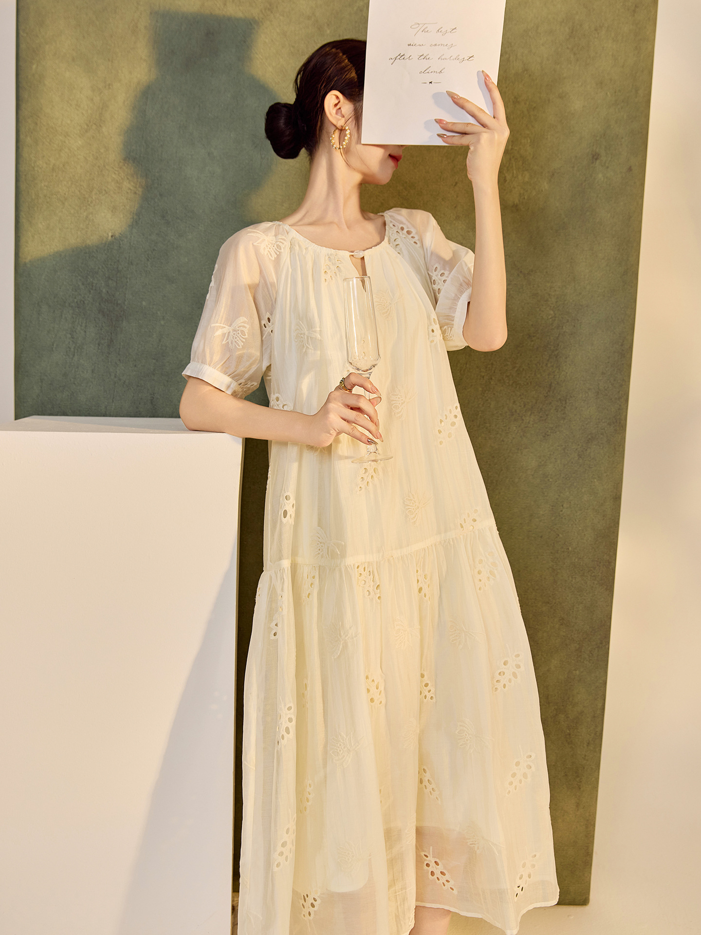 Váy suông midi Tencel phong cách Trung Quốc mới tay ngắn cổ tròn — Màu trắng be