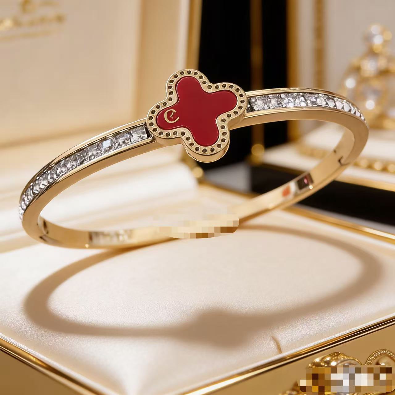 2025 新しいヨーロッパとアメリカのビッグブランドチタン鋼ブレスレット非退色ステンレス鋼ブレスレットバックルオープニングハンドジュエリー卸売