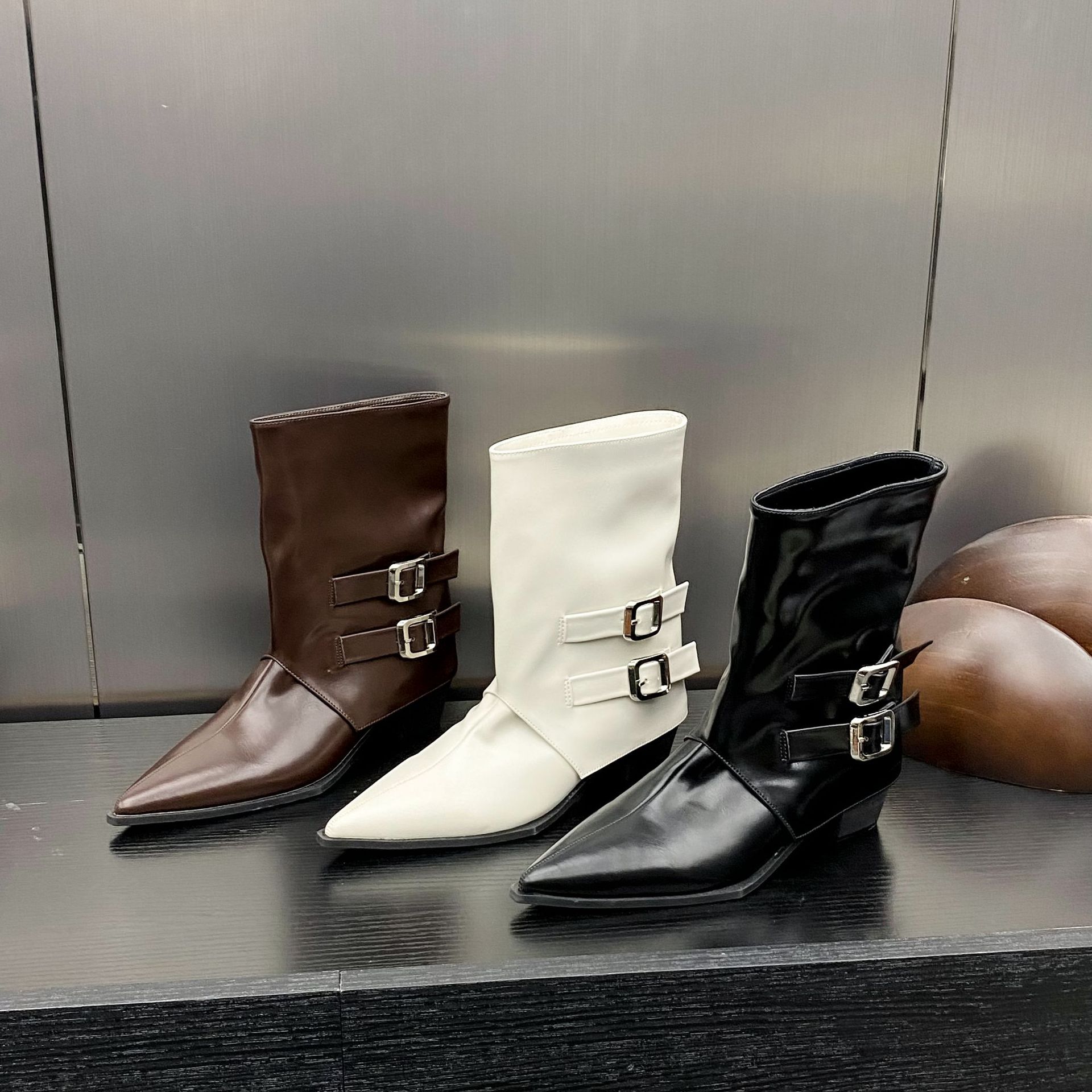 2024 새로운 가을 스타일 뾰족한 벨트 버클 장식 로우 튜브 사이드 지퍼 마틴 패션 여성 짧은 부츠 첼시 부츠