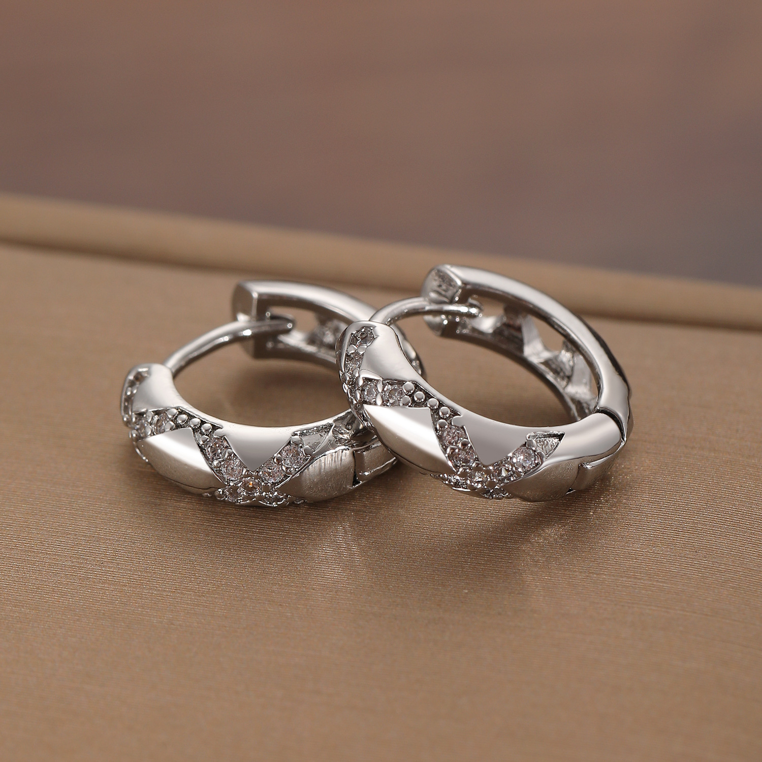 Nuevo micropartón de piedra cruzada en forma de flores, simple aretes de orejas compactos y exquisitos de alta calidad, adornos de orejas versátiles image 3