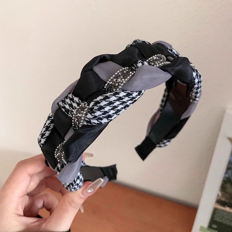 El mismo tipo de correa de ciervo blanco aumenta la altura de la correa de cabello plegada de la parte superior del cráneo. Las tarjetas de cabello de primavera muestran cara pequeña en 2025.