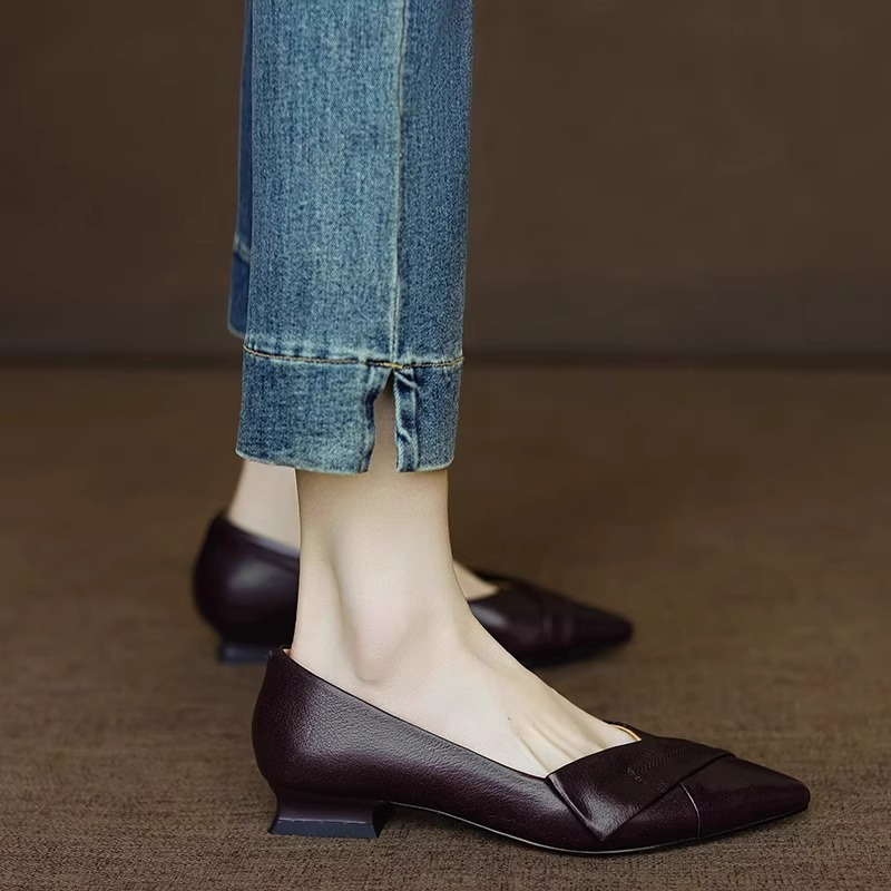 手作りの本物の牛革の厚い尖った平底の女性用靴、多用途の浅い口のファッショナブルな柔らかい革の柔らかい底の通勤用女性用靴|undefined