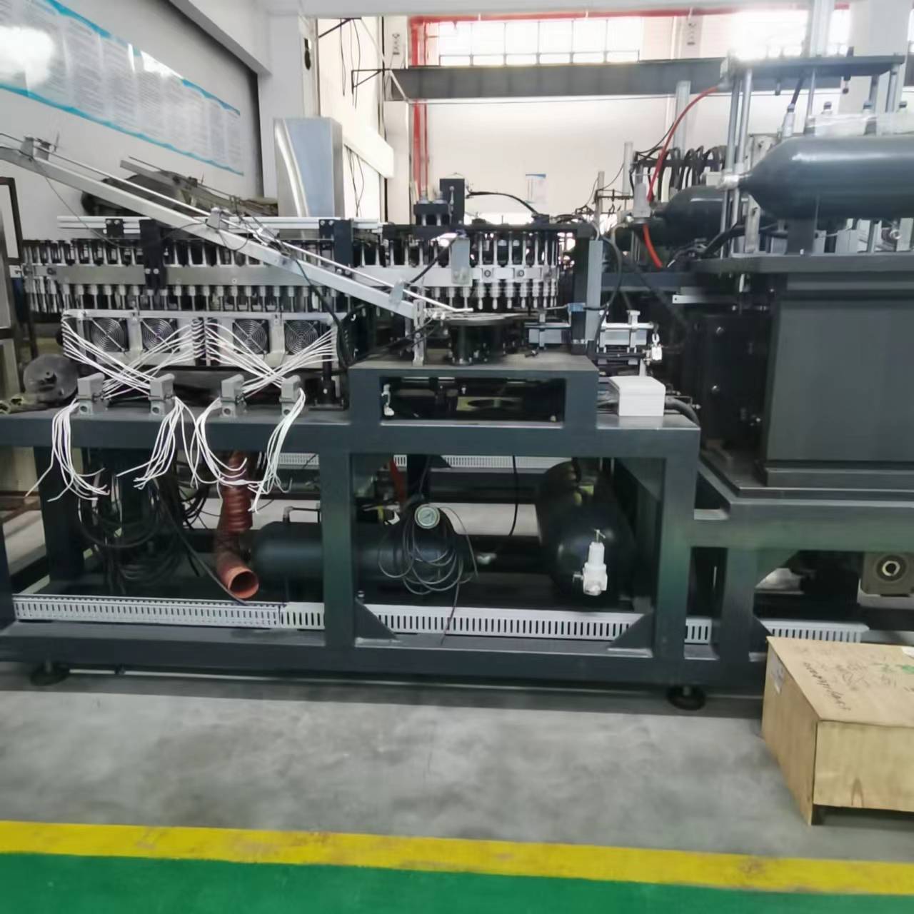 小瓶塑料瓶PET瓶三合一灌装机XGF40-40-12饮用水灌装设备