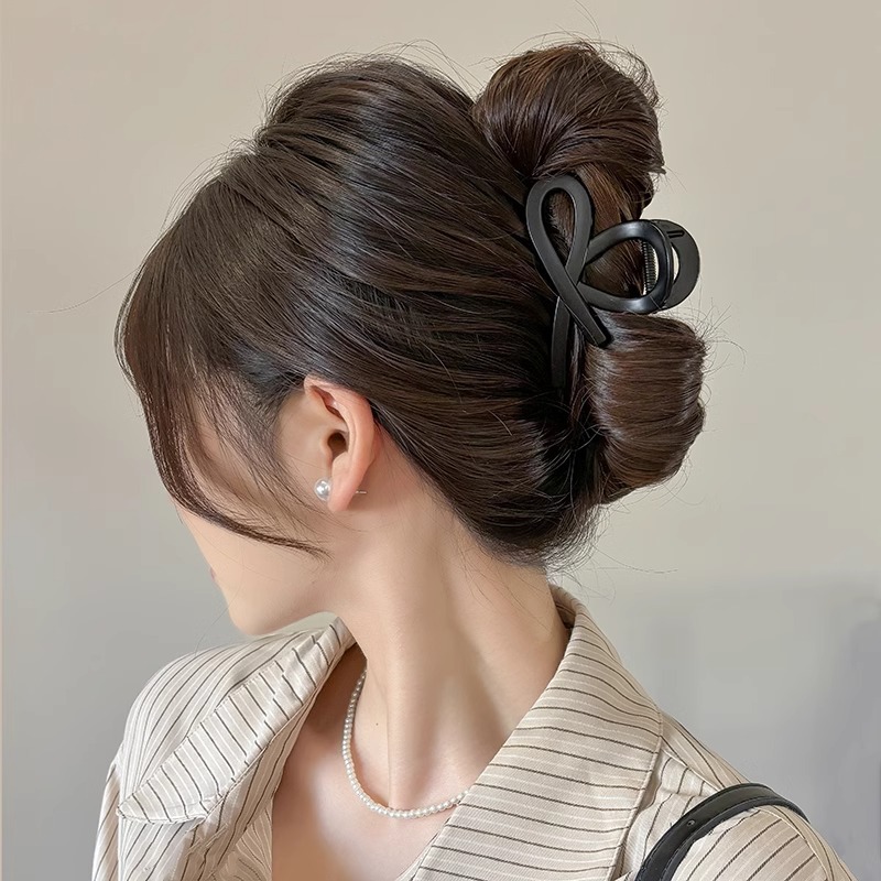 Simple clip de cabello negro de medio atado para mujeres 2025 nuevo estilo de alta sensación detrás de la cabeza de cabello de tiburón clip de cabello