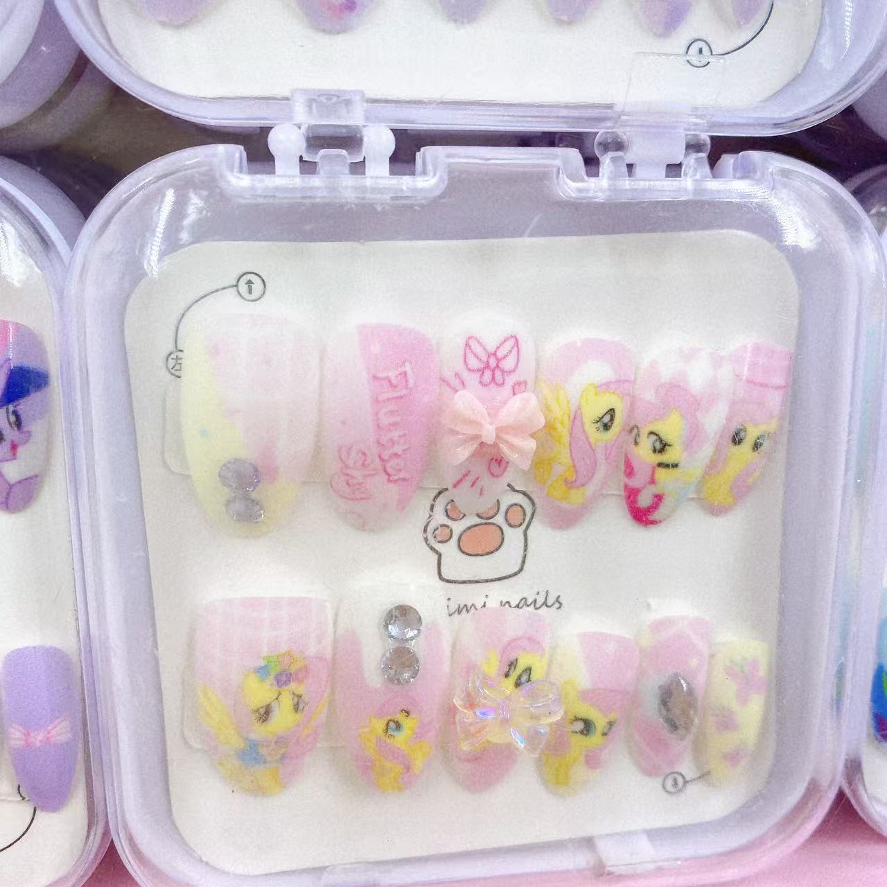 Juguetes de manicura de dibujos animados para niños que usan una caja de uñas mediana y larga adorable regalo de color para estudiantes de primaria se puede desmontar 2 yuanes