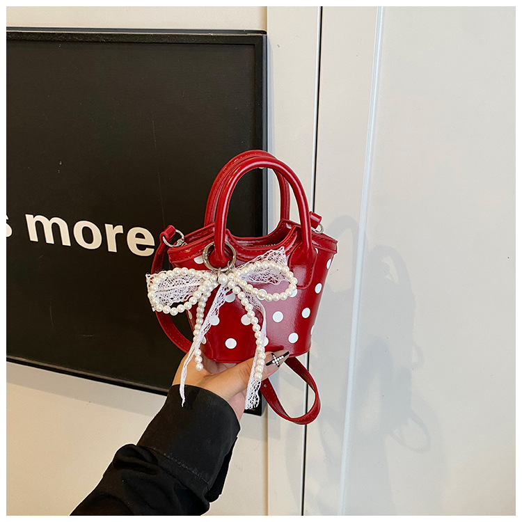 펜던트가 달린 레드