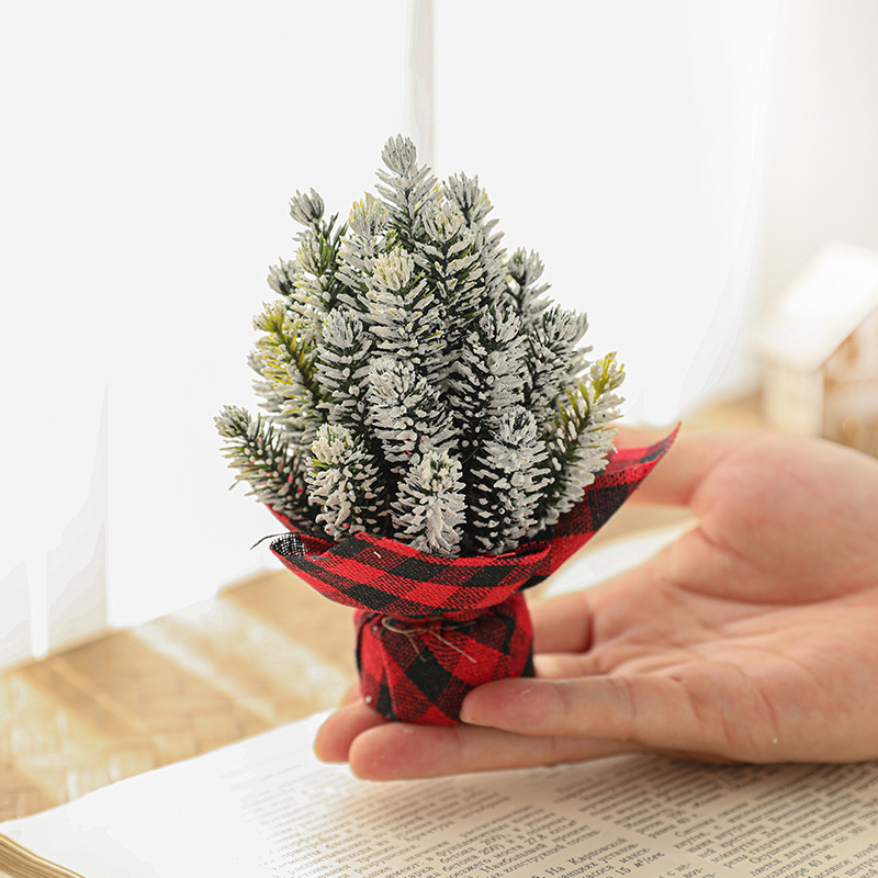 Plástico 13CM mini árbol de Navidad de escritorio verde cinturón de nieve cubierto de tela pequeña decoración de Navidad
