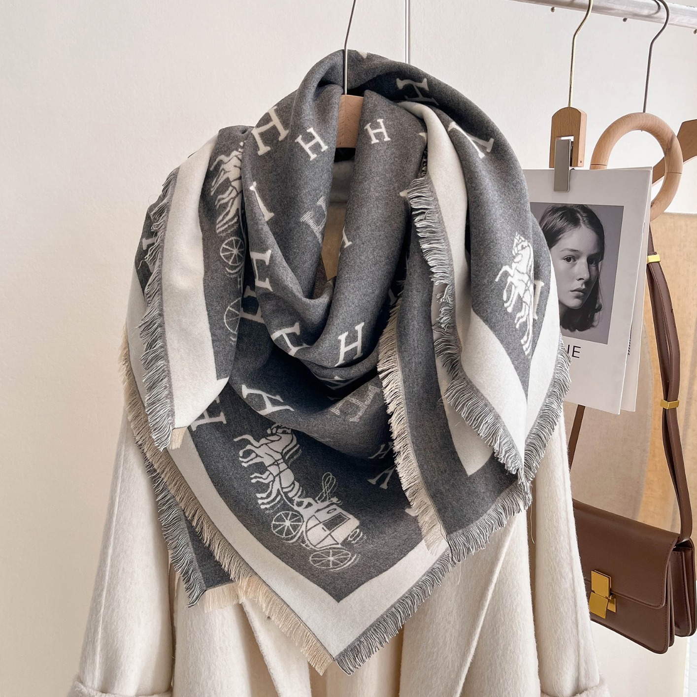 Moda de invierno universal bufandas cuadradas clásicas carruajes imitación bufandas de cachemira de doble cara calentamiento grueso doble uso capa de hombro para mujeres