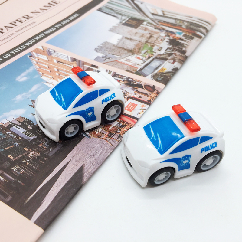 경찰차 1대를 뒤로 당겨