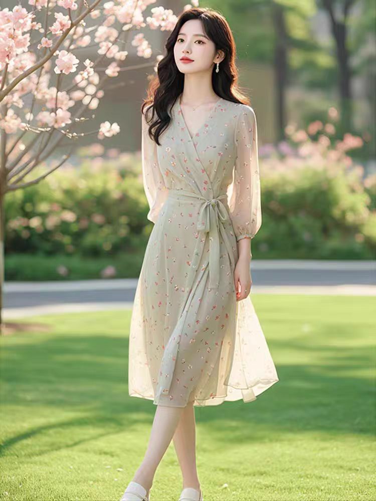 Đầm suông midi cổ chữ V họa tiết hoa xanh nhạt thắt eo — Hoa màu xanh lá cây