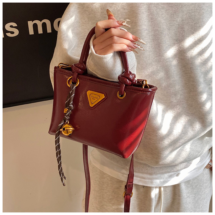 Autumn and winter fashion hand-held bucket bag for women, Korean retro and high-end style, versatile single-shoulder bag, 2024 niche casual women's bag undefined