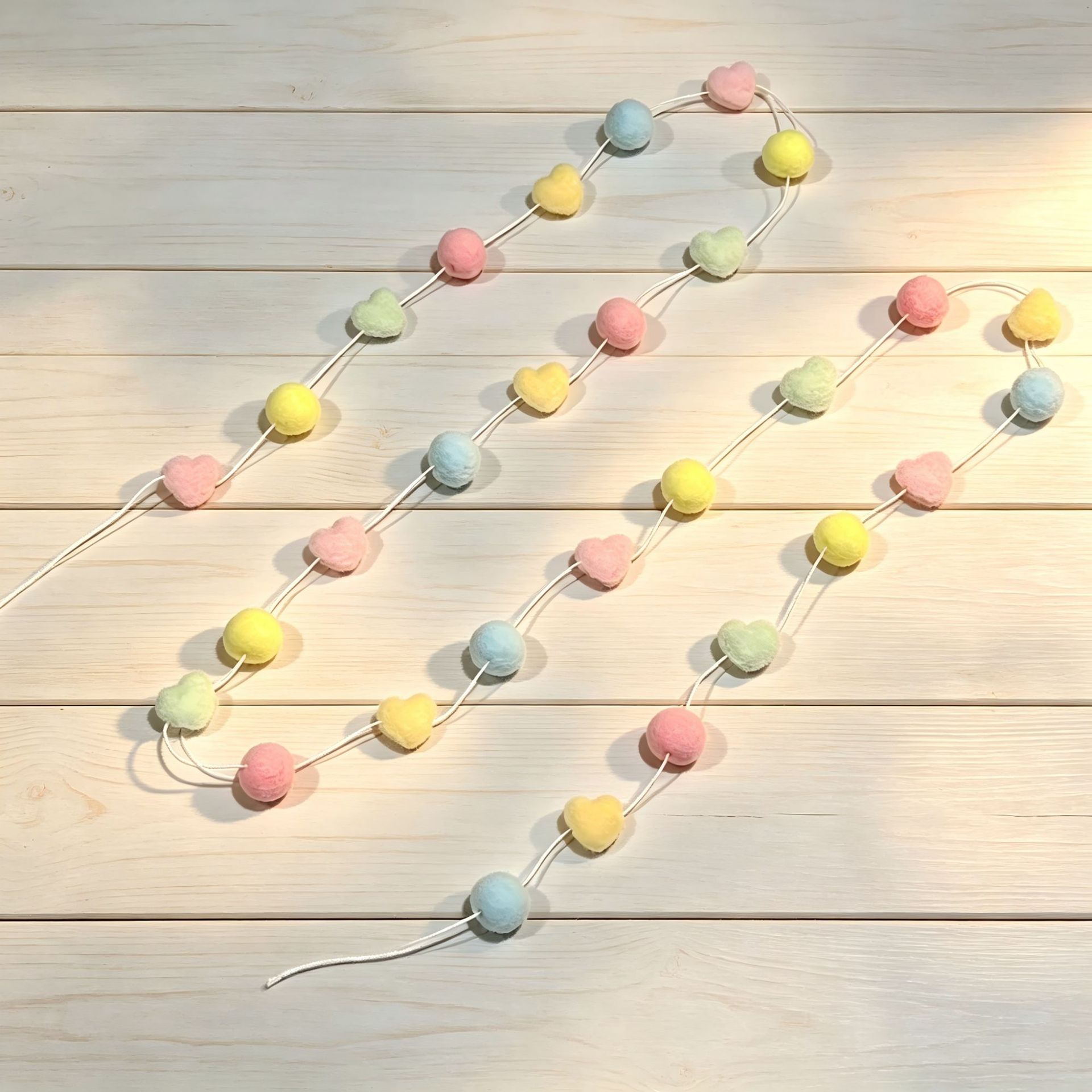 30 heart-shaped pom-poms with a diameter of 2.5cm for hanging
