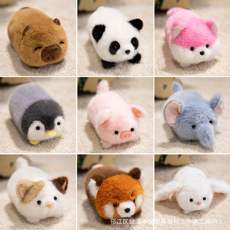 Pingüino, panda, muñeca, mapache, elefante, gato, conejo, mesa de juguetes de peluche con muñecas de tamaño pequeño