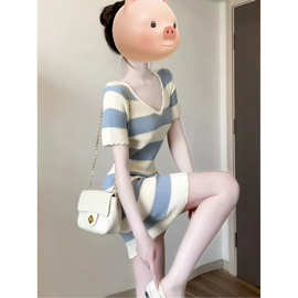 法式v领蓝色条纹连衣裙子女夏季2026新款巨好看漂亮收腰包臀短裙