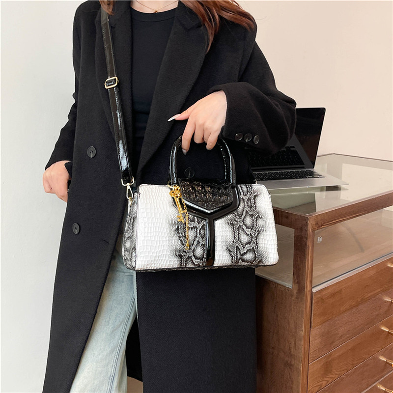 Europa y América retro transfronterizos bolsas de madres de mediana edad bolsas de Boston estampado de piel de serpiente atmósfera contraste de color inclinado de hombro bolsas de tote para mujeres