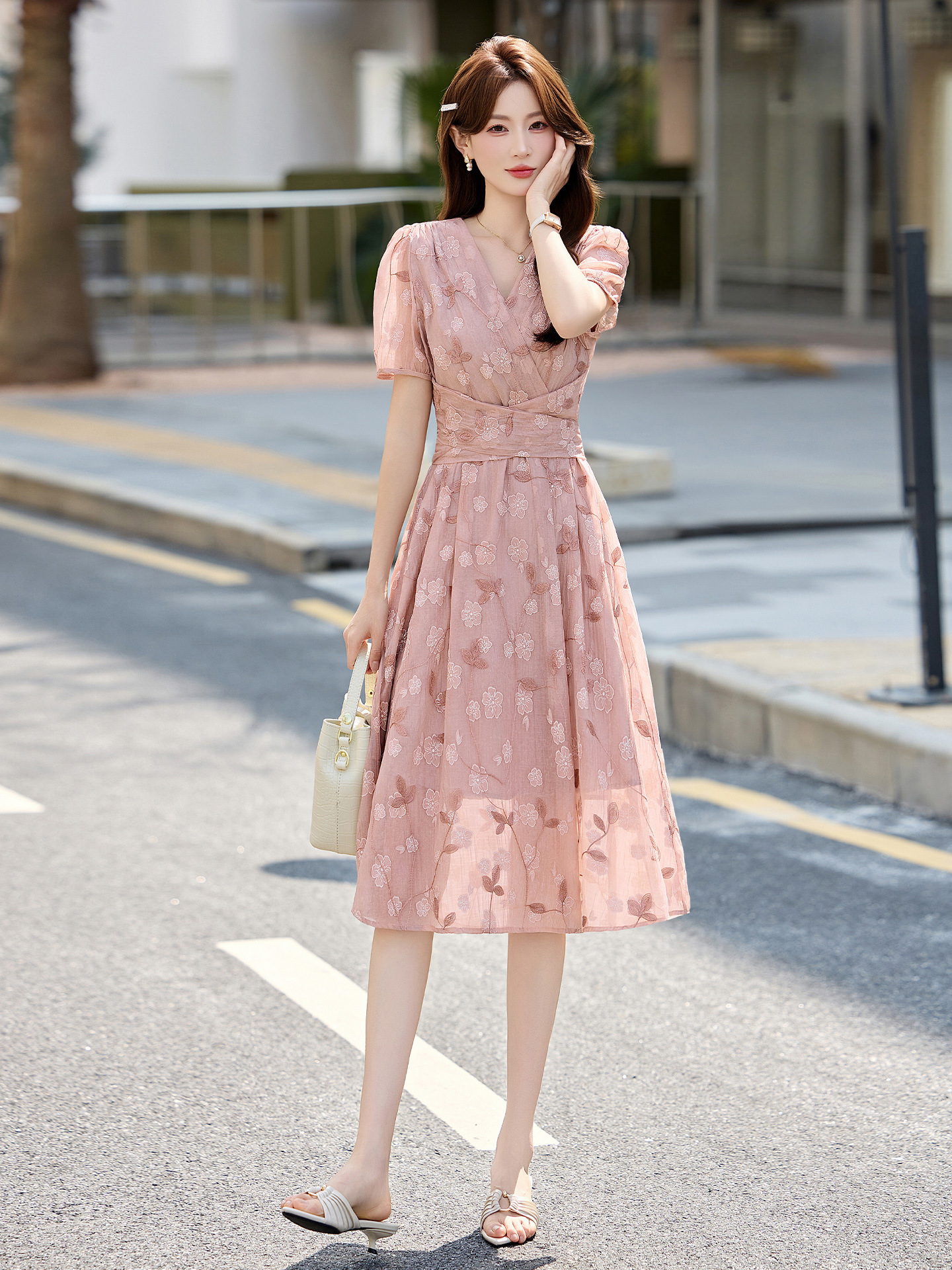 Đầm maxi nữ thắt eo tay bồng họa tiết hoa nhỏ cổ chữ V phong cách tea dress — Màu hồng, màu vàng