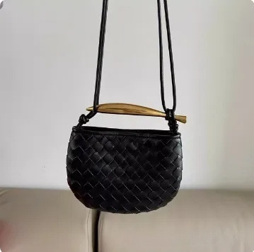 现货BV沙丁鱼编织包真皮时尚休闲高级感鲨鱼金属柄半月手提包外贸|undefined