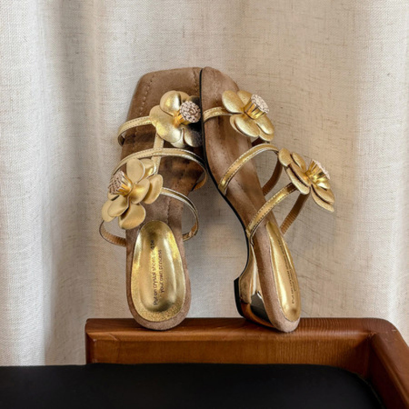 French-Style 2026 New Designer Asymmetric Orchid Thong-Toe Sandals with a Three-Dimensional Chanel-Inspired Light Luxury Fairy Style
