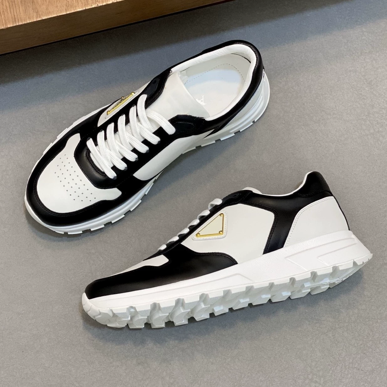 Дышащая повседневная спортивная обувь из воловьей кожи для мужчин, мужские перфорированные кроссовки из натуральной кожи, новые мужские туфли для вождения на шнуровке