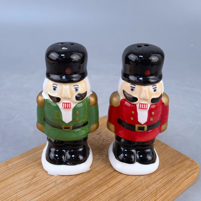 Spot cuidadosamente seleccionado botella de pimienta de cerámica navideña serie muñeco de nieve botella de condimento sólido de cocina porosa de estilo occidental