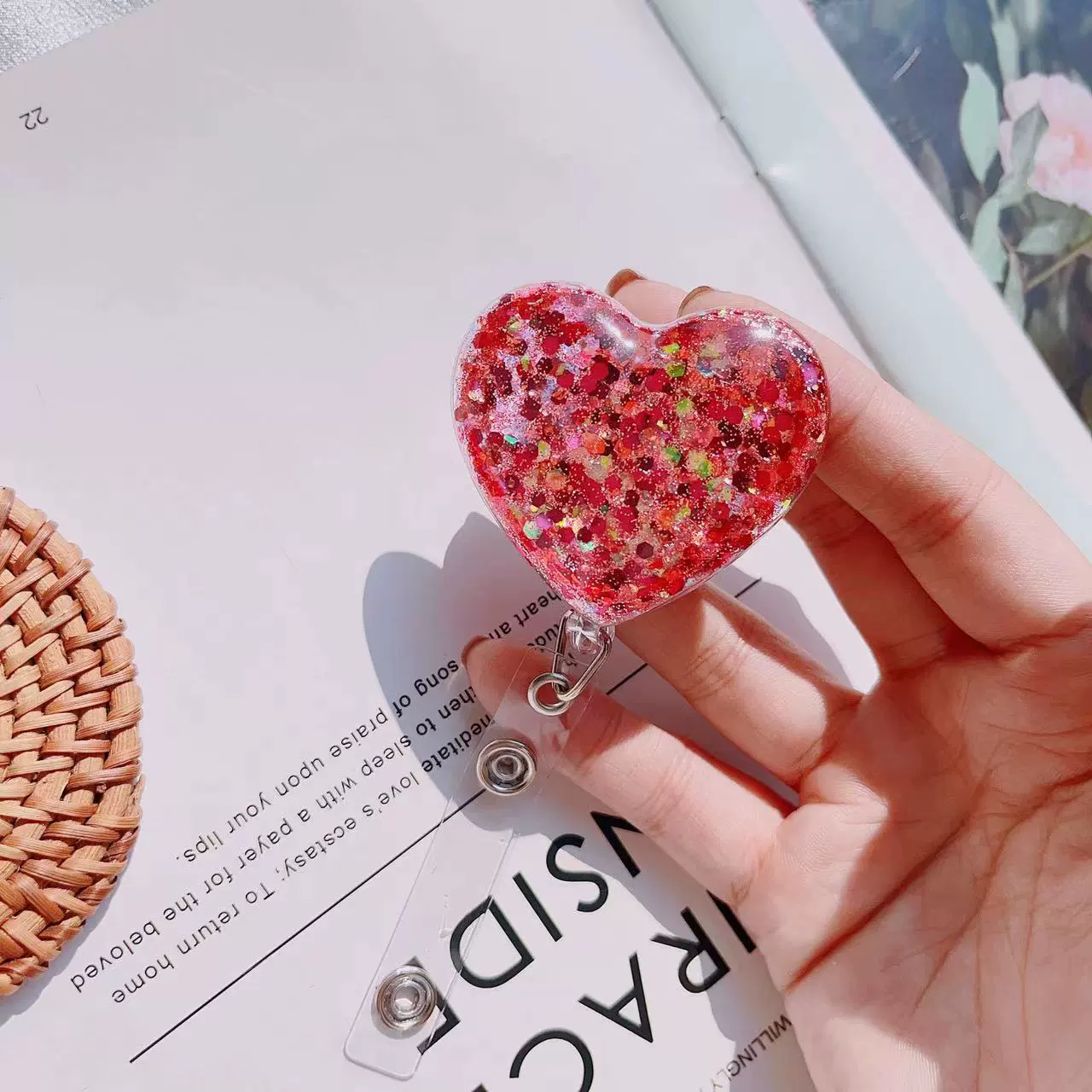 Ins style Xiaohongshu new love sequin easy-pull work permit crocodile clip heart-shaped glitter Korean version easy-pull buckle