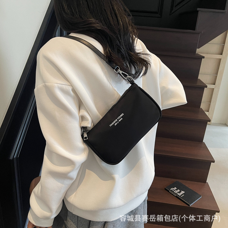 2025新款斜挎包牛津布腋下包麻将小方包女手机包潮流字母斜挎包包|undefined