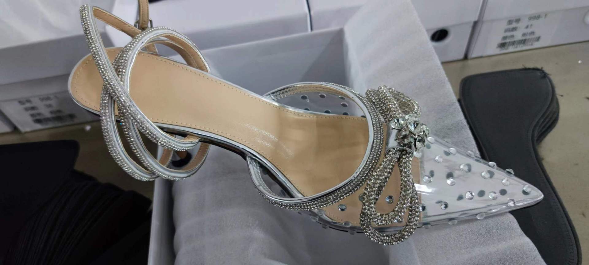 Nuovi sandali con tacco alto trasparenti con strass e diamanti da donna, con tacco sottile e punta alta, con una linea con testa a chignon_voghion.com