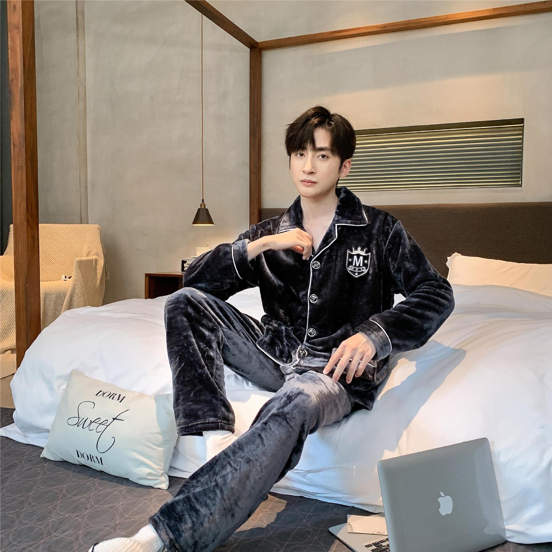 Los hombres de otoño e invierno pijamas al por mayor de franela de manga larga cardigan solapa desgaste del hogar 667 traje de pijama de los hombres