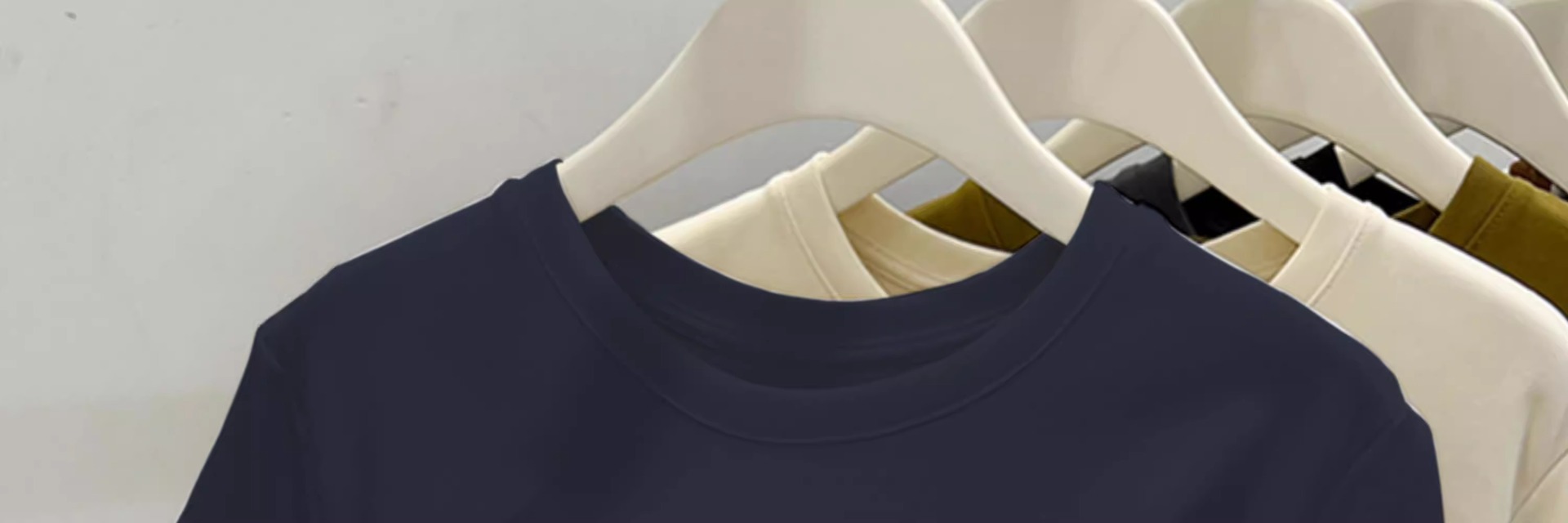 Áo thun nữ cổ tròn in hình cây dừa, chất cotton mềm mại, form suông thoải mái — Màu đen chi tiết 6