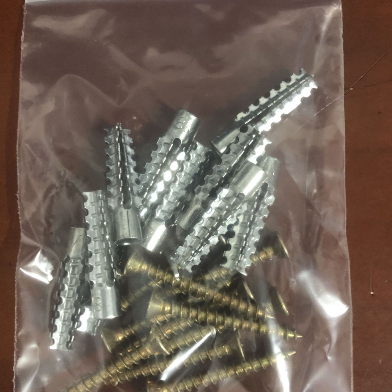 Tubo de expansión de metal tornillo de expansión de hierro ligero pared de ladrillo ligero diente de sierra clavos de expansión 6MM 8MM con manguito de tornillo