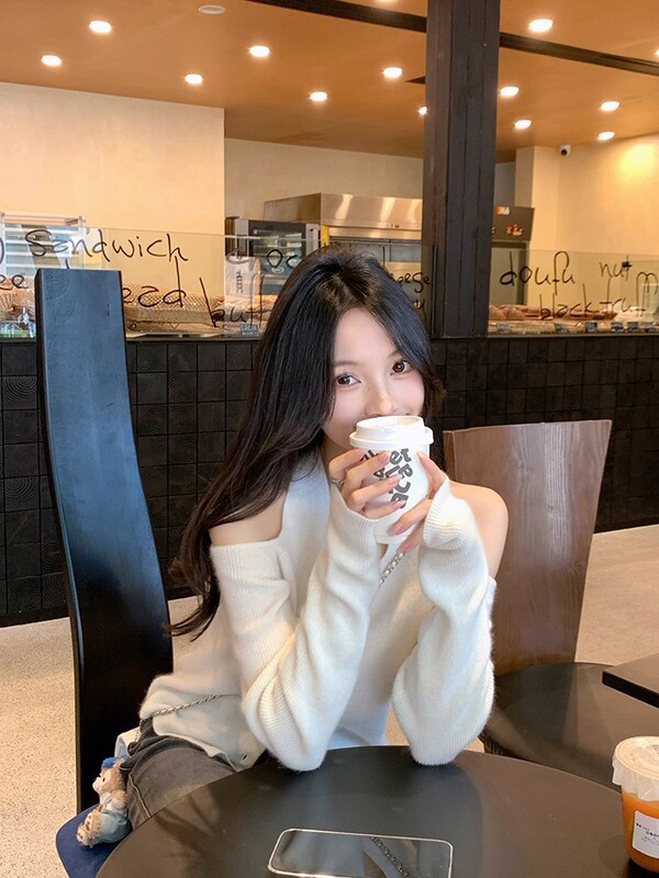 高级感挂脖辣妹白色纯欲浣熊混纺挂脖针织秋冬内搭打底衫露肩上衣|undefined