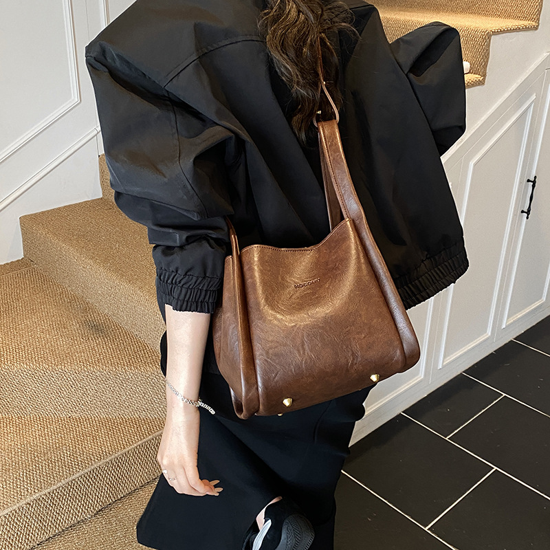 Bolsa de alta sensación para mujeres 2025, nuevo otoño y invierno bolso de cesta de platos de mano, bolso de bolso de balde, bolso pequeño