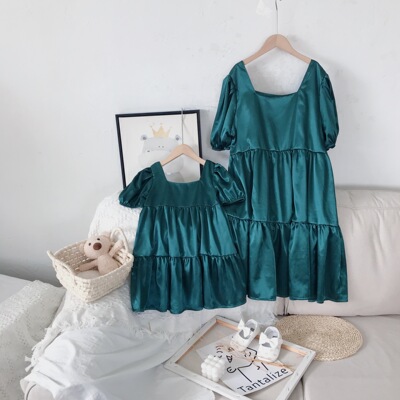 亲子连衣裙2021夏季新款女童气质绿色泡泡袖丝绸公主裙亲子装代发