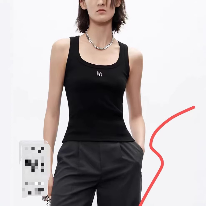 Mo* Simple U-Neck Vest with Metal Emblem, Stretchy Cotton Ribbed Texture Knit, Can Be Worn Alone or as an Inner Layer Mo* Simple U-Neck Vest with Metal Emblem, Stretchy Cotton Ribbed Texture Knit, Can Be Worn Alone or as an Inner Layer