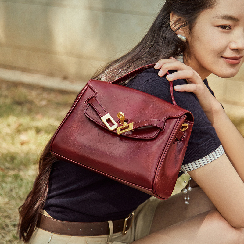 Nalandu Hug Bag 2026 New Spring and Summer Red Bag Large Capacity Crossbody Bag Women's Handbag Shoulder Bag Nalandu Hug Bag 2026 New Spring and Summer Red Bag Large Capacity Crossbody Bag Women's Handbag Shoulder Bag