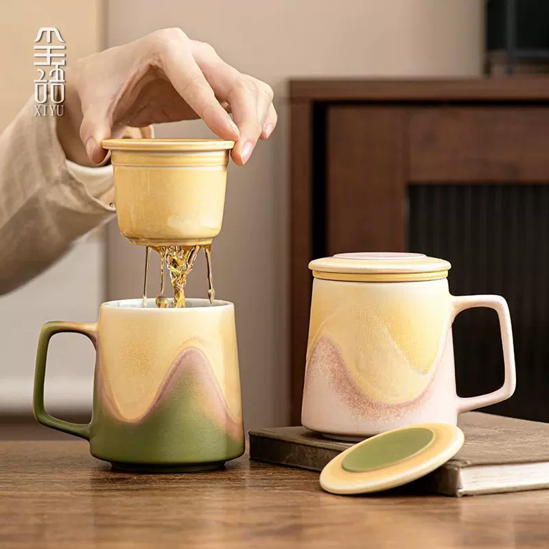 Высококачественная керамическая кружка с градиентным дизайном и крышкой для дома, офиса и личного использования, большая чашка для чая и воды с разделением.