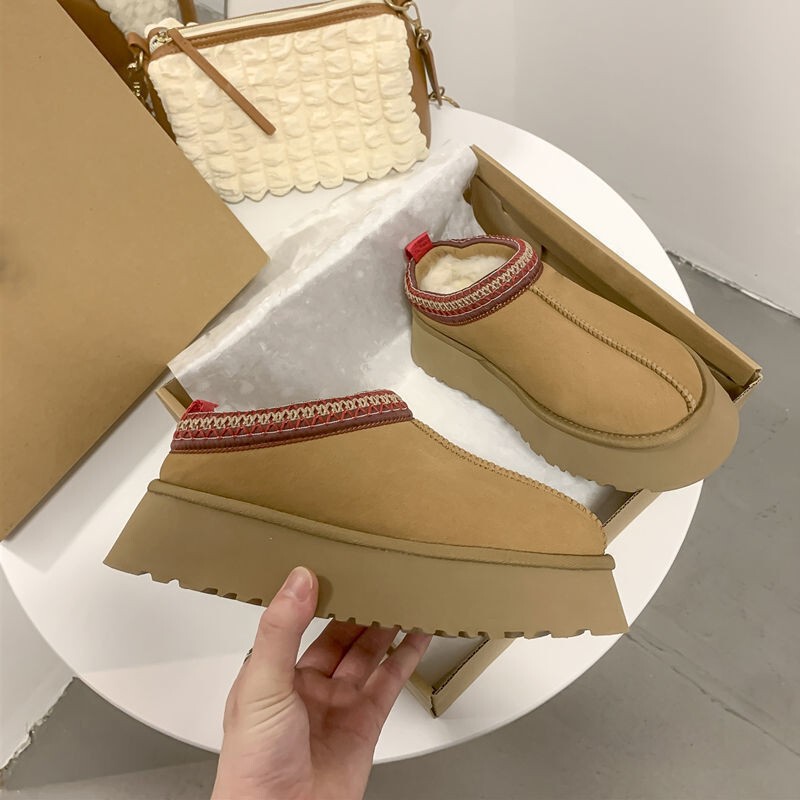 Factory wholesale thick-soled slippers women 2024 winter new fashion Joker lazy one-step comfortable baotou boots