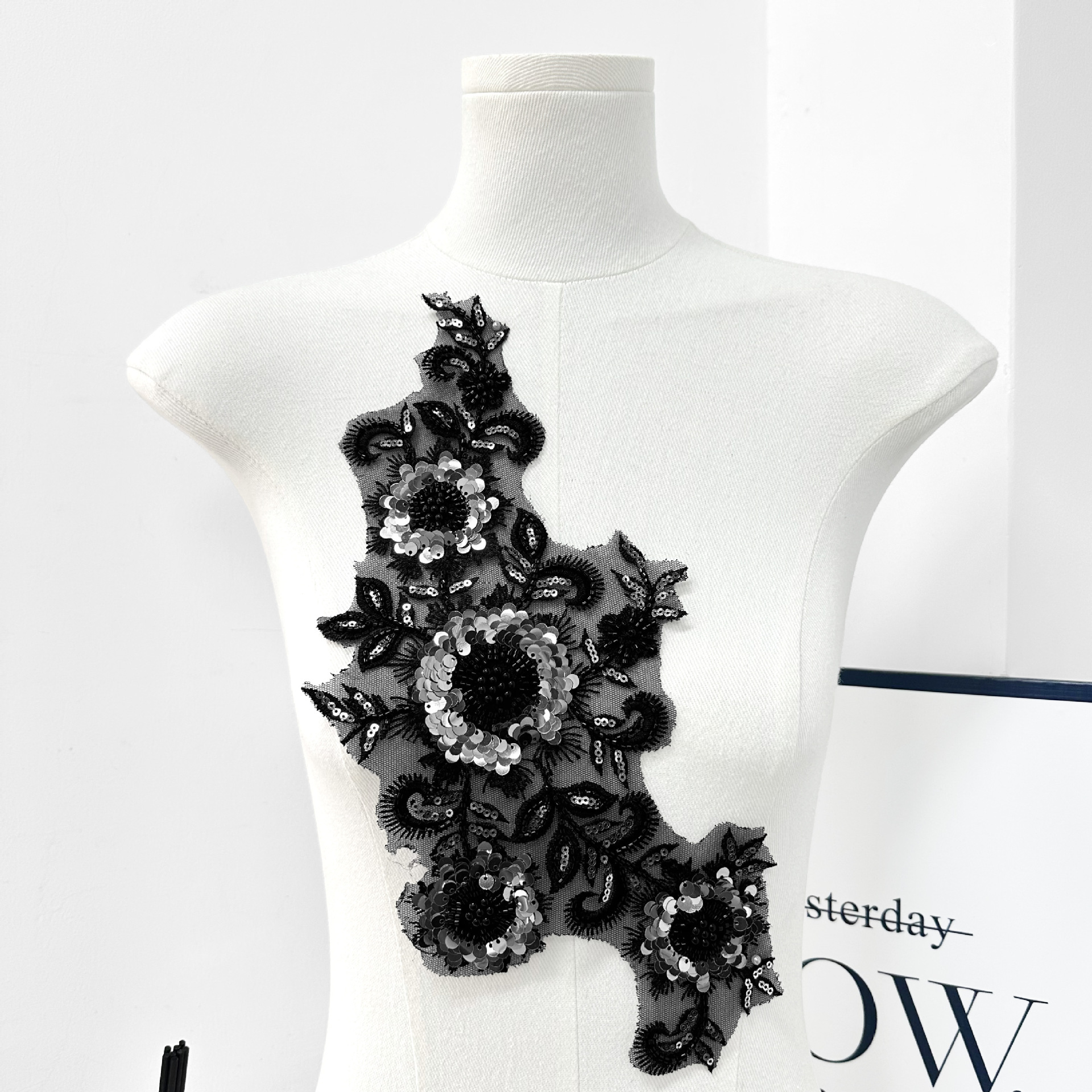 2025 bordado de encaje blanco parches de diamante de color negro flores hechas a mano ropa de escenario turbante accesorios decoración