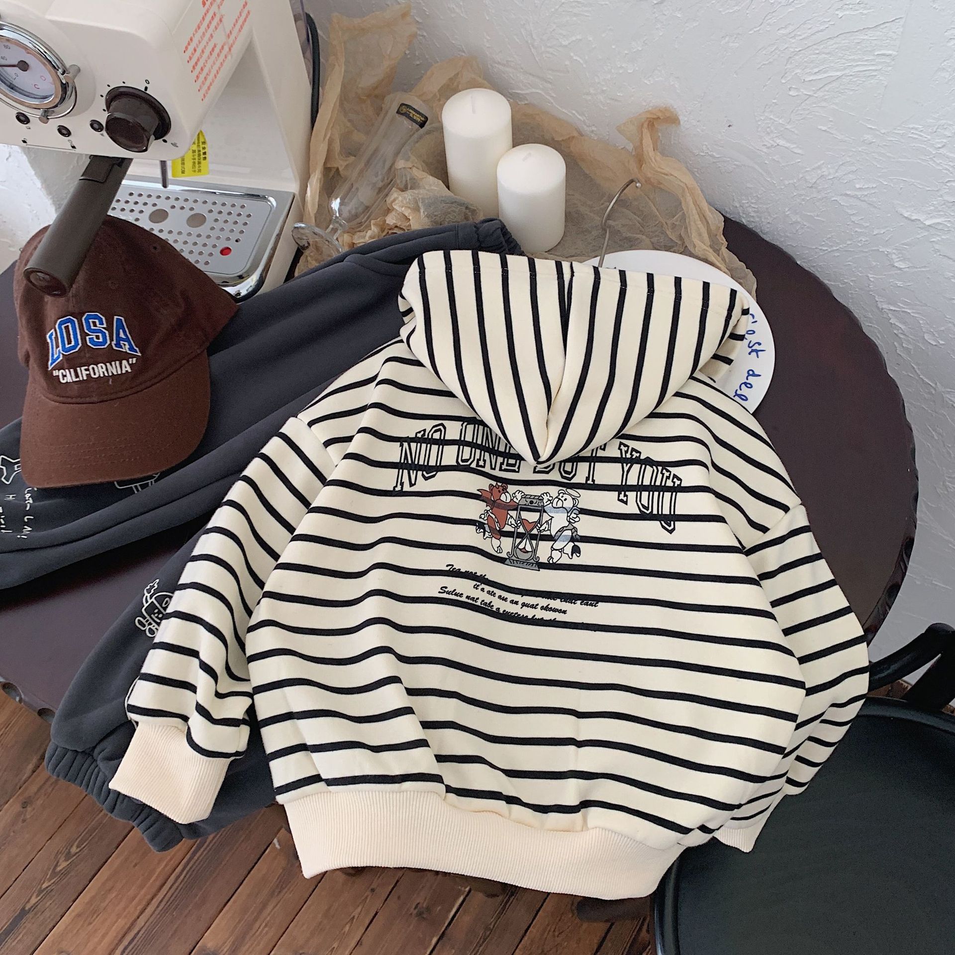 Çocuk Mont 2023 Bangcheng Kış Sürümü Kore Klasik Çizgili Karikatür Kapüşonlu Kazak F0509 Erkek ve Kız Çocukları İçin_voghion.com