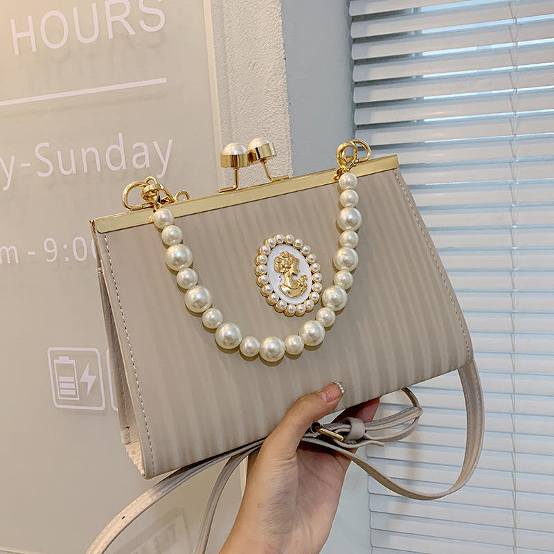 Elegante pochette da sera per donna con perle e stemma regale_voghion.com