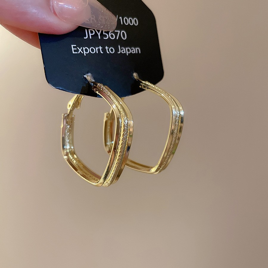 Pendientes geométricos de anillo simple de nuevo estilo transfronterizo de aguja de plata, sentido de diseño, pendientes de lujo simples y ligeros, pendientes de sentido de alta gama de moda al por mayor